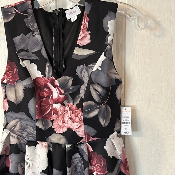 NWT Sleeveless cocktail dress with lace bottom. - Picture 5 of 6